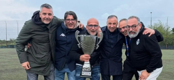La dirigenza del Lascaris (guarda caso, con una coppa)