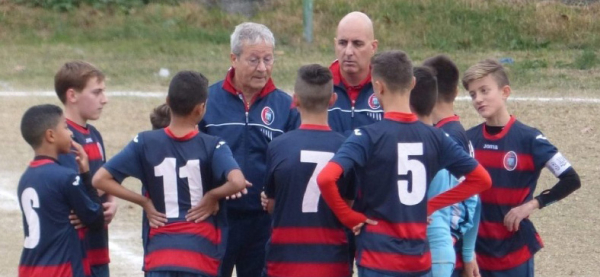 Sandro Oppedisano con i ragazzi del Pianezza (foto tratta da Facebook)