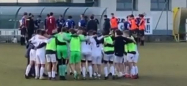 La festa dei giocatori della Pro Vercelli U16 dopo il successo sul Renate