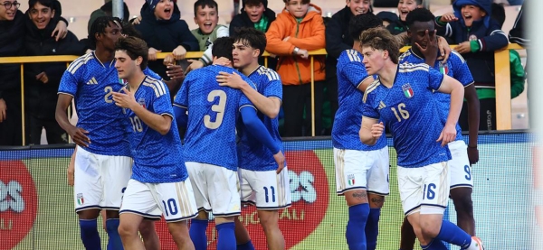 L&rsquo;Italia Under 19 parte col piede giusto: tris all&rsquo;Ungheria, decidono la doppietta di Iddrissou e il gol di Comotto. Sabato c&rsquo;&egrave; la Slovacchia
