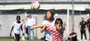 Un duello tra Vincenzo Candia della Pro Vercelli e Samuel Ferri del Pozzomaina