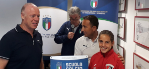 Marco Giovinazzo (a sinistra) premiato come Scuola calcio èlite da Luciano Loparco e Rocco Frammartino del SGS